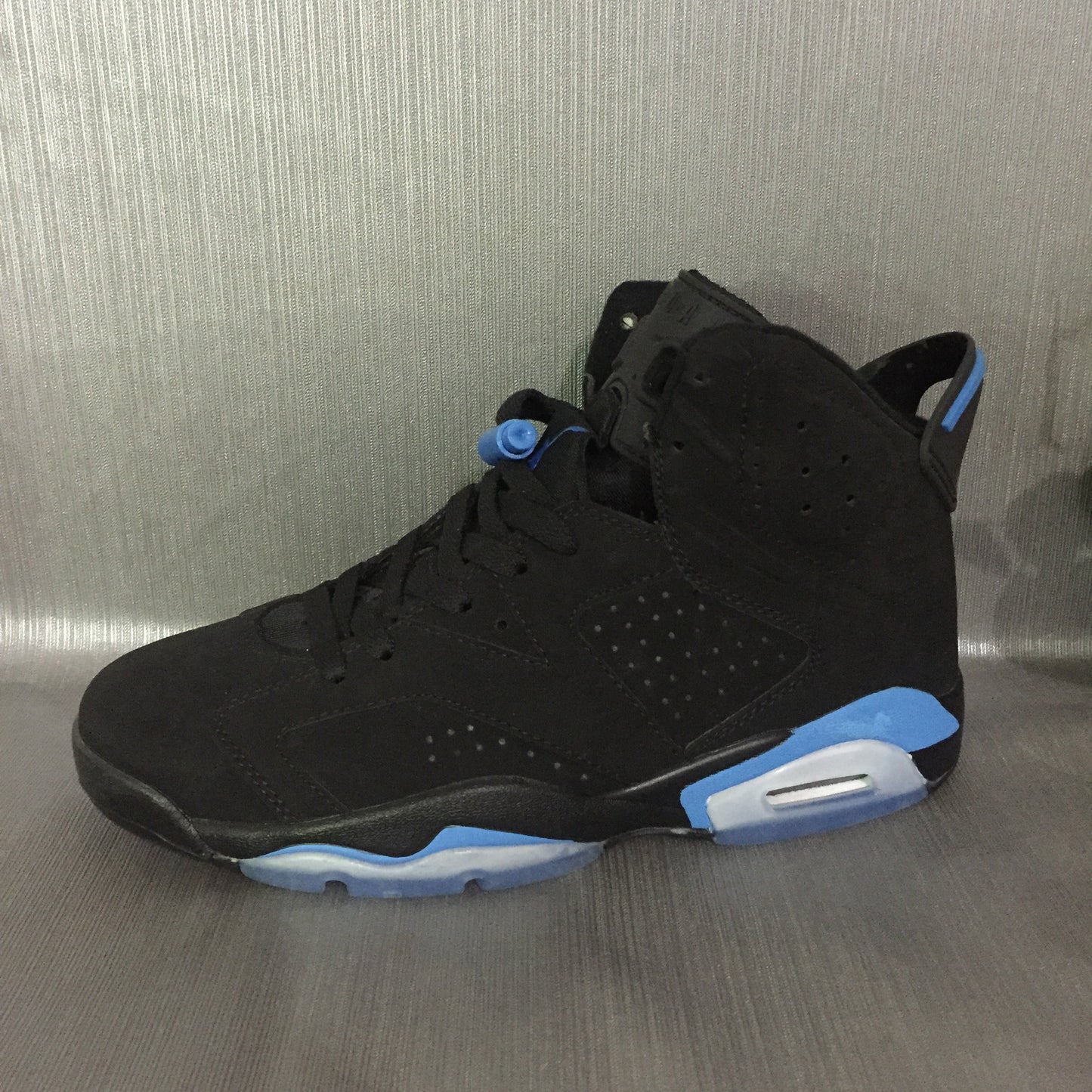 Air Jordan 6 Retro "Black University Blue" - A Stylish Classic with a Pop of Color