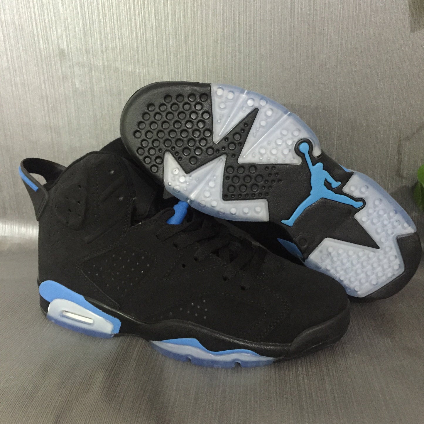 Air Jordan 6 Retro "Black University Blue" - A Stylish Classic with a Pop of Color