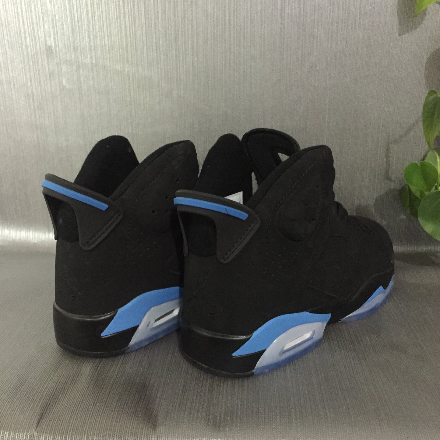 Air Jordan 6 Retro "Black University Blue" - A Stylish Classic with a Pop of Color